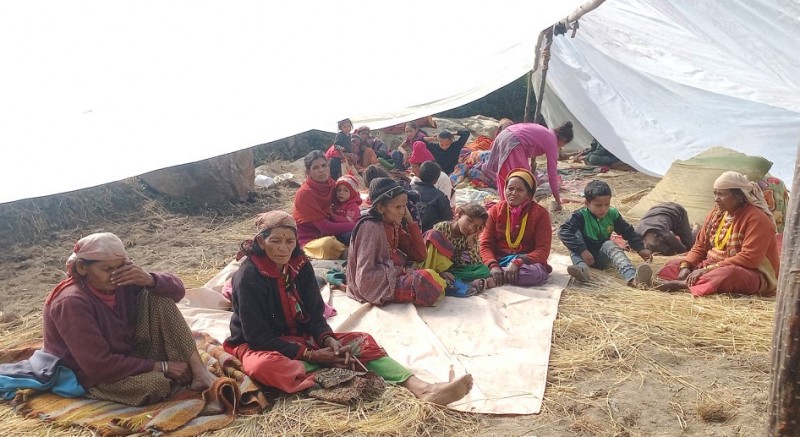७५ जना भूमिहीन ९ दिनदेखि एउटै प्लास्टिकभित्र रात काट्दै